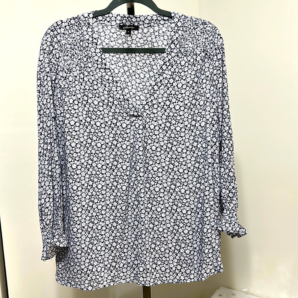 Soivee XL V-Neck Top. Excellent Condition!